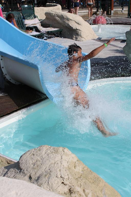 Camping Des Roses كويند المظهر الخارجي الصورة