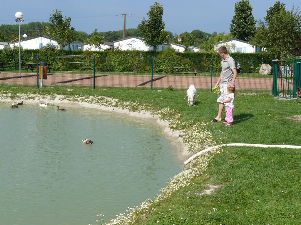 Camping Des Roses كويند المظهر الخارجي الصورة